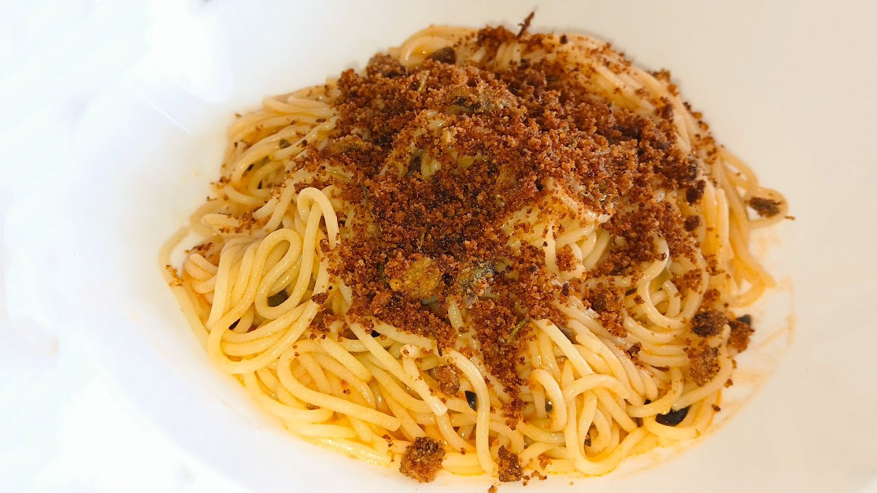 Espaguetis con anchoas aceitunas alcaparras y pan tostado