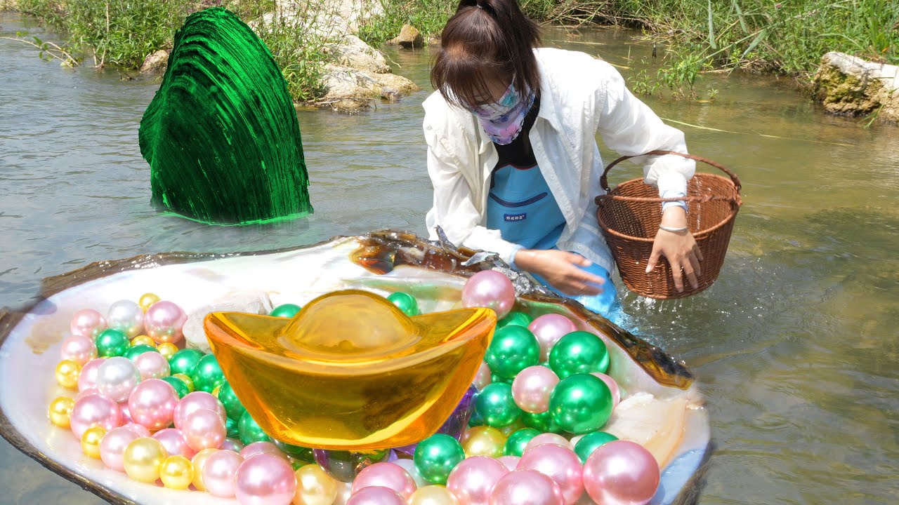 Gift of mutated oysters: a young girl's seaside adventure, the happiness of overflowing pearls