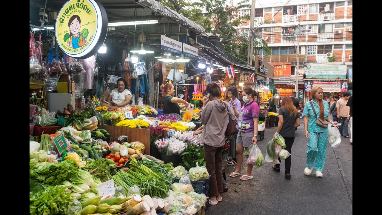 [4K] Walking through Huai Khwang market exploring street vendors and after work crowd