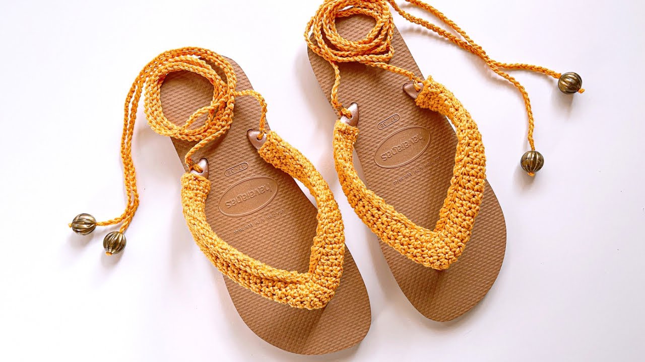 Chinelo Havaianas com alça de crochê e cordão para amarrar nas pernas. Chinelo, “Aurora”.
