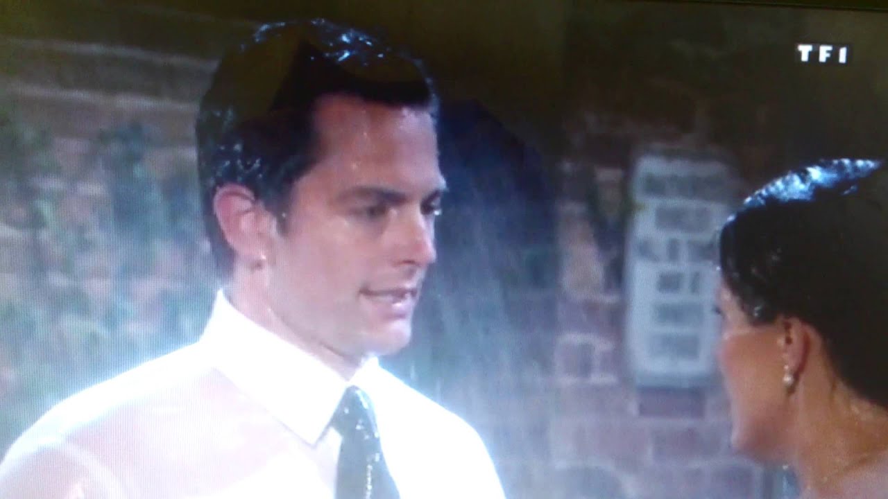 Adam et Chelsea sous la pluie