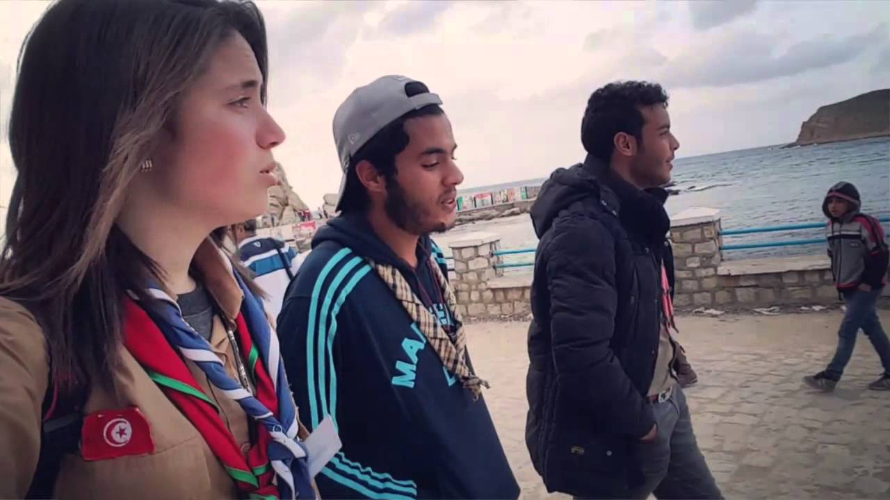 قد جلست أمام المسجد - الكشافة التونسية