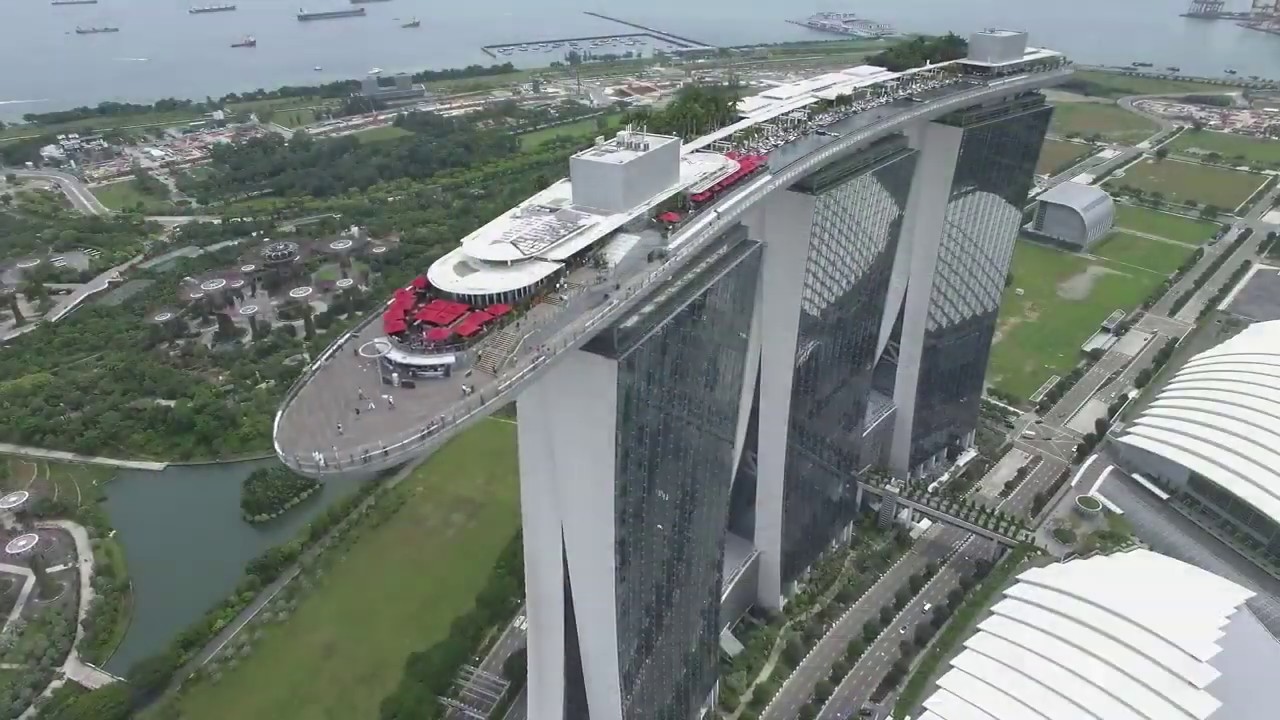 Dünyanın en yüksek açıkhava havuzunun bulunduğu otel : Marina Bay Sands