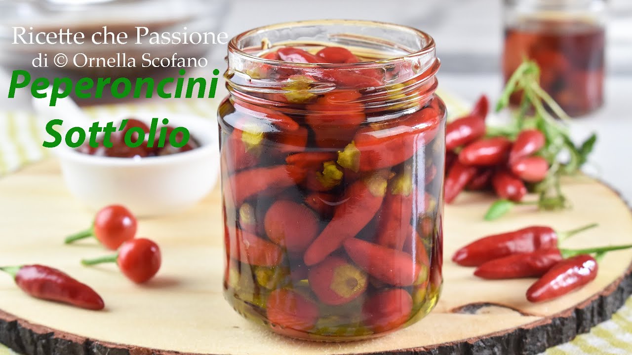 Come conservare i peperoncini interi sott'olio alla calabrese - Ricette che Passione