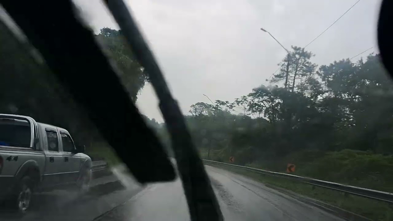 Atenção pra este vídeo estou subindo a serra com chuva e muito perigosa br 376 