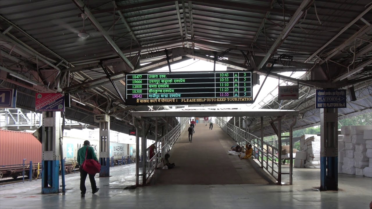 The Agra Cantonment railway station (Agra - India)