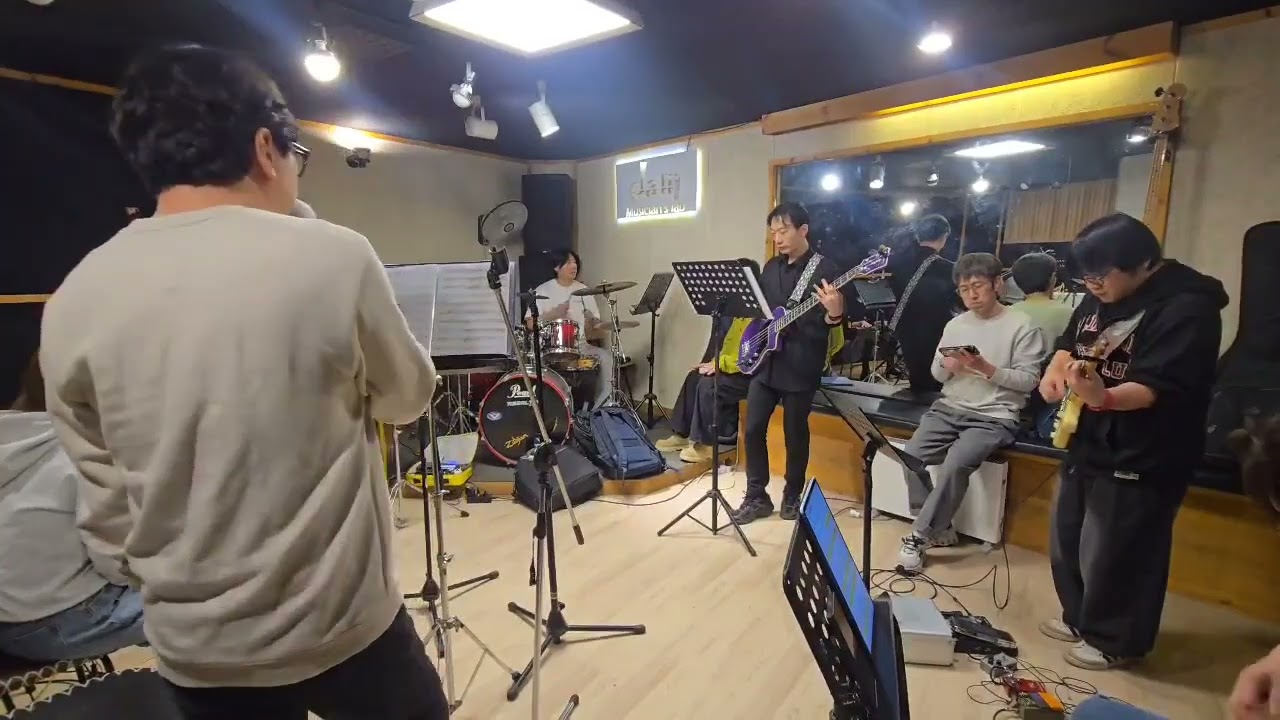 26년 봄공연 기타땜빵중~ 오른쪽 구석에 짱박혀 다행이다~;;;