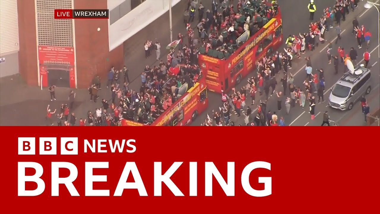 Wrexham: Ryan Reynolds and Rob McElhenney join open-top bus parade - BBC News