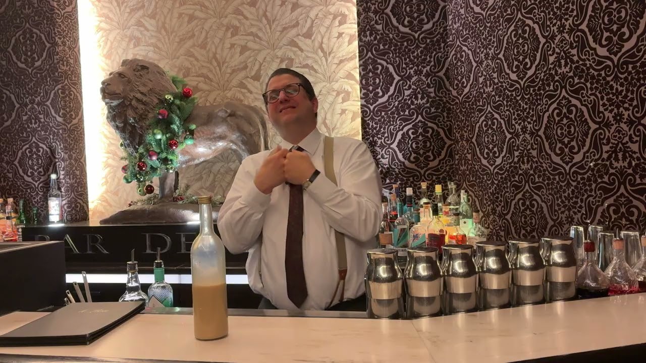 Statt Glühwein: Die Löwenweihnacht im Glas. Der Marzipan Champagne Snowball im Silberbecher Flex