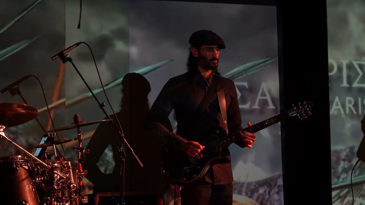 Porphyra performs 