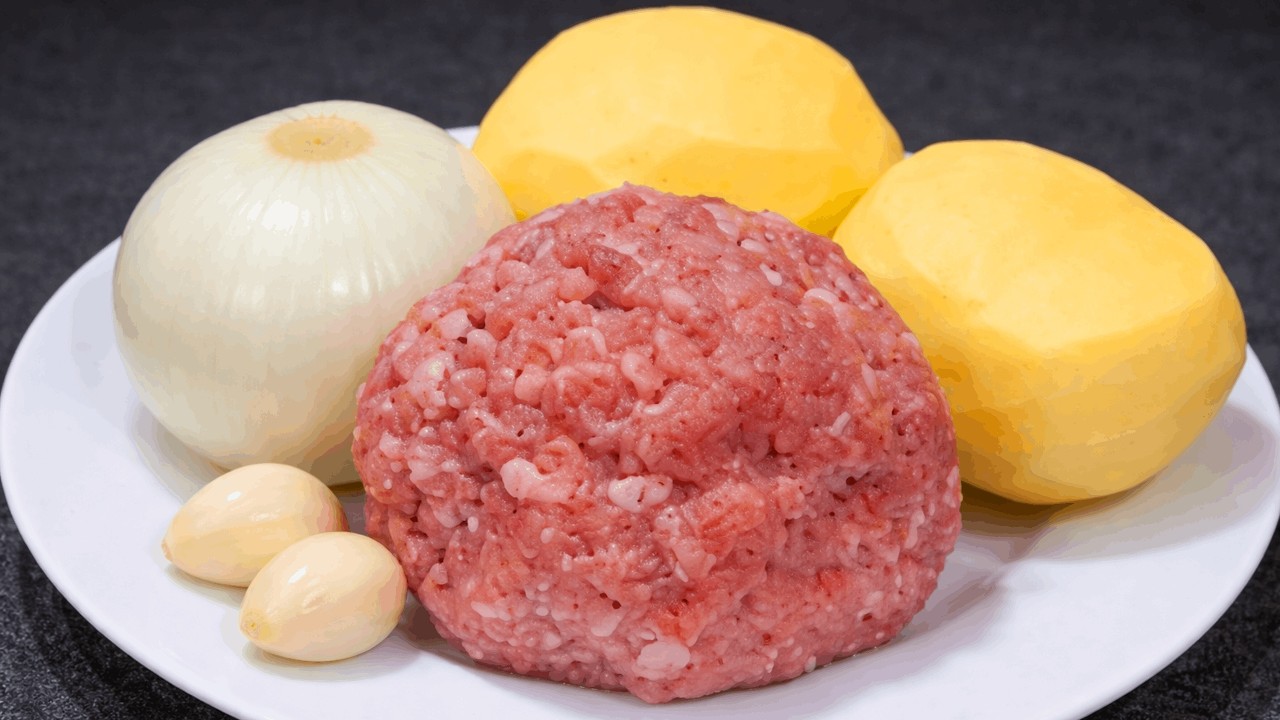 Беру 1 луковицу, картошку, немного фарша и вкусный УЖИН ГОТОВ! Потрясающее ГОРЯЧЕЕ