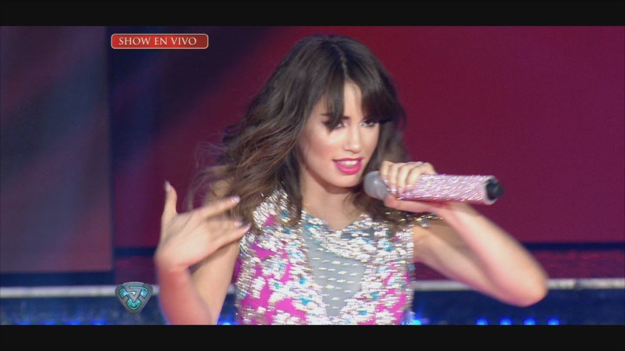 Lali Espósito canta 