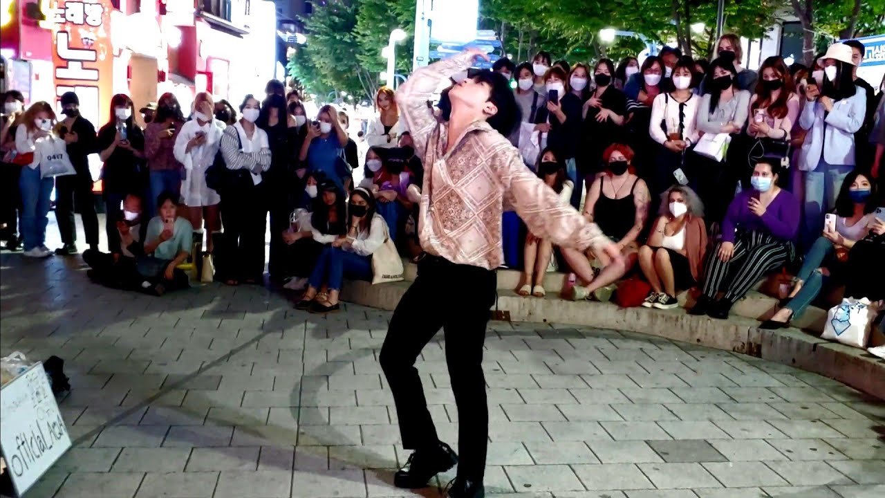 TUESDAY. AQA, LEE TAEYOUNG (HUYU). IDOL CLASS SUPERB BUSKING TO LUCKY ONLOOKERS. WITH GOOD MANNERS.