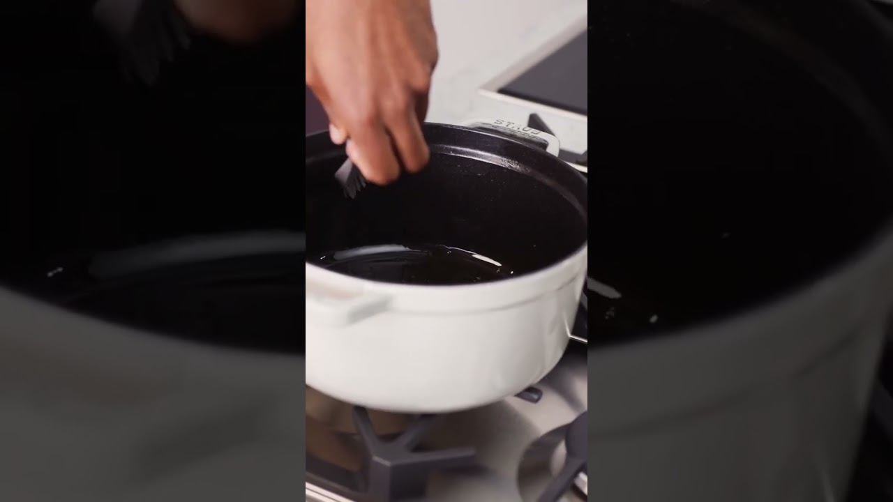 Prepare-se para a perfei&ccedil;&atilde;o na cozinha com as panelas Staub! 🍳🖤
