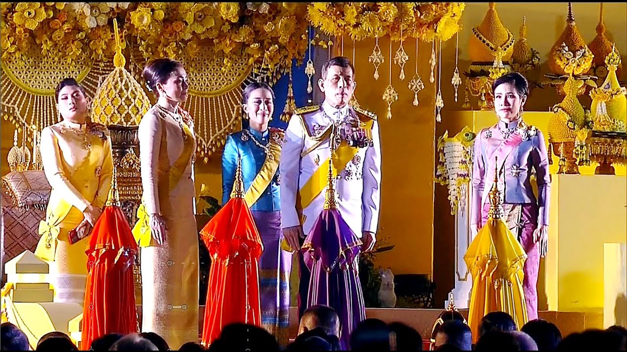 พระราชินี ทรงทักทายประชาชนใกล้ชิด ในหลวง ทรงพระดำเนินไปหันหลังมองหาพระราชินีไป วันพ่อแห่งชาติ ๒๕๖๓
