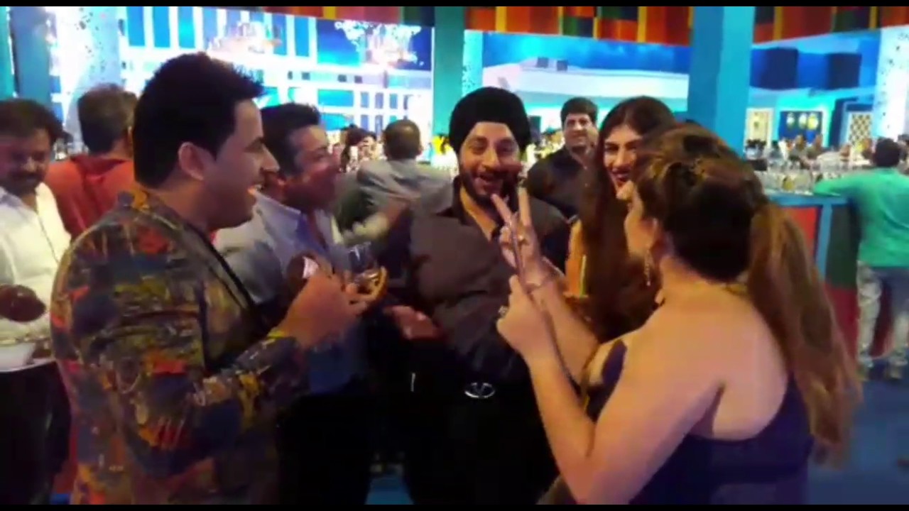 INSANE REACTIONS I STREET MAGIC I TUSHAR KUMAR I ILLUSIONIST
