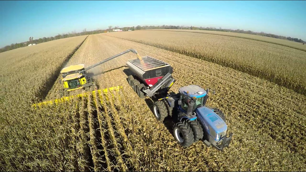 New Holland Combine CR9080 w/ 16 Row head