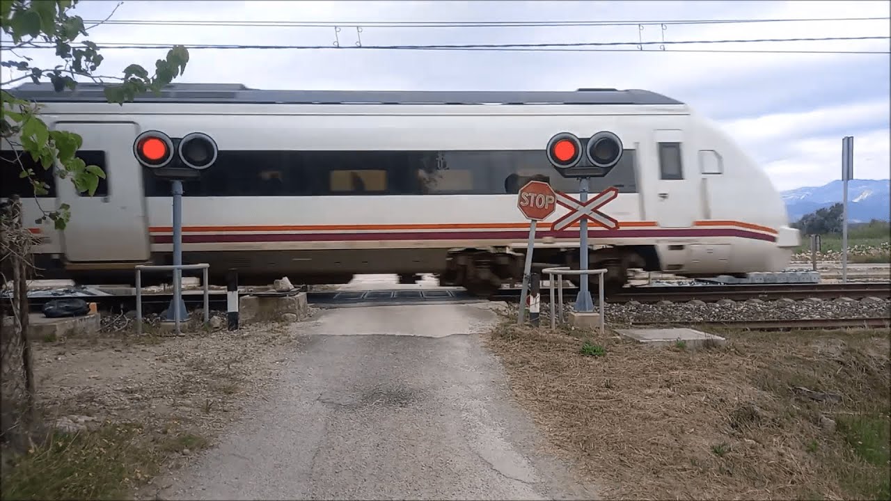 Paso a nivel sin barreras en La Petja (2/2)