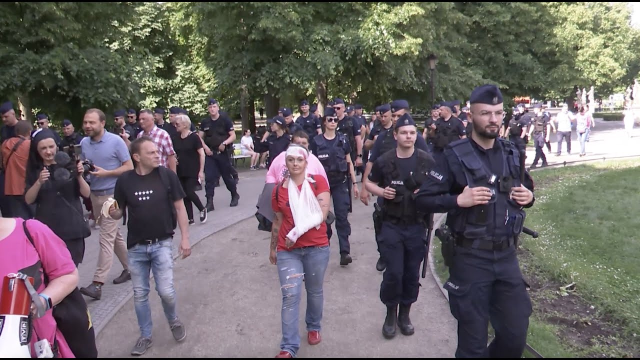 „Obywatelu, pomóż Policji. Pobij się sam”. Lotna Brygada Opozycji na 146. miesięcznicy smoleńskiej.