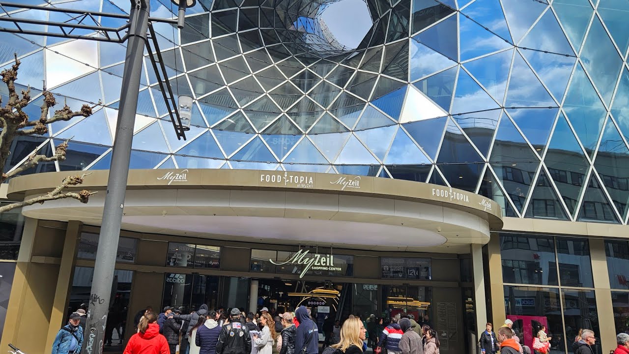 FRANKFURT/GERMANY/Walk Through the Shopping Center 