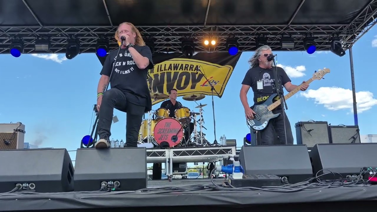 The Screaming Jets perform at convoy 2025