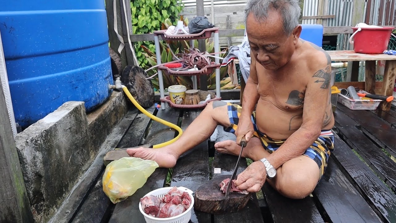 Bujang Sigat Tercekik Makan Sapi Di Masak Kumang Jawai Liat Sangat // Sapi Masak Orang Kampung…//