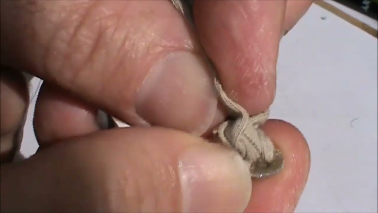 1:35 - Reproduire un filet de camouflage sur un casque.