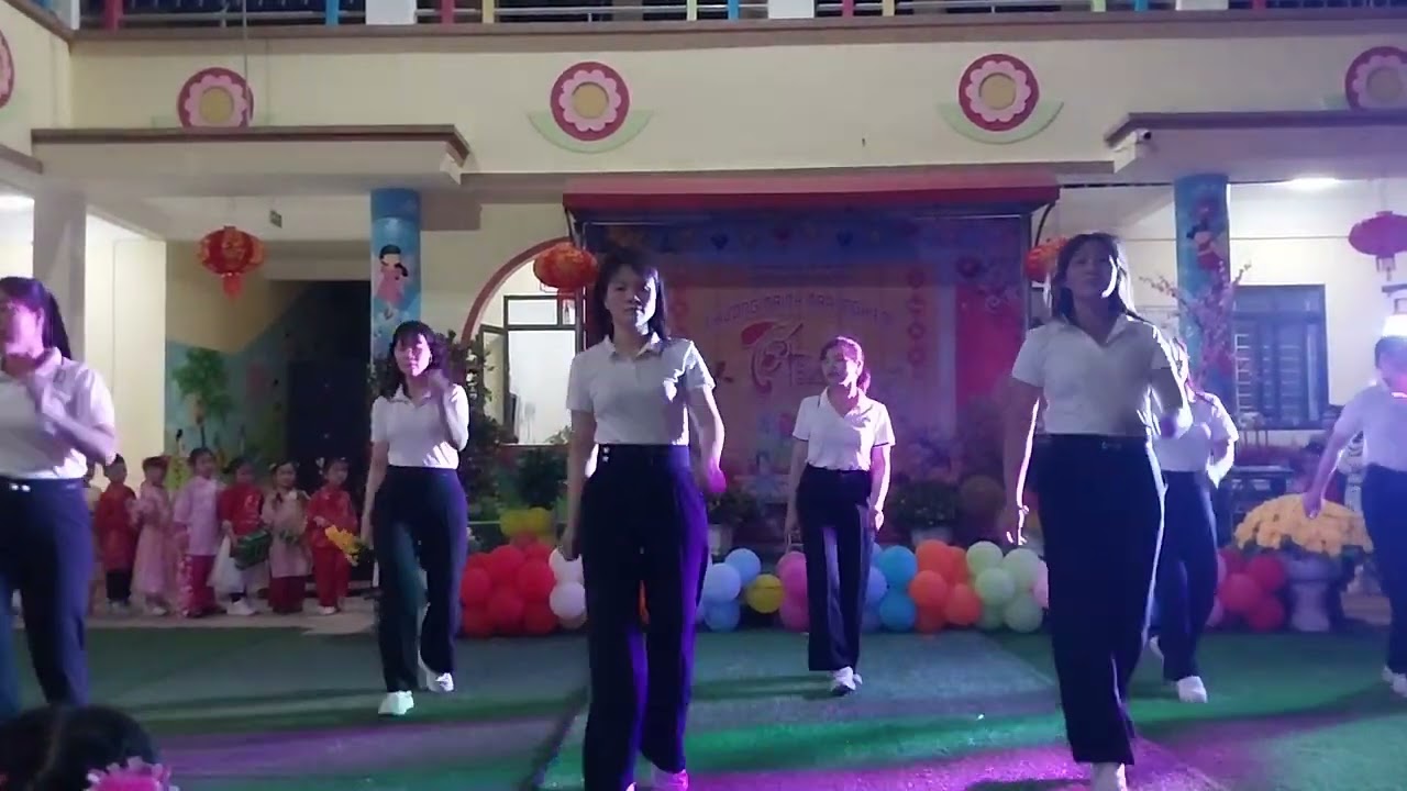 Các cô gái dân vũ dáng yêu chân dài số 1 thôn Võng Phan, Tống Trân