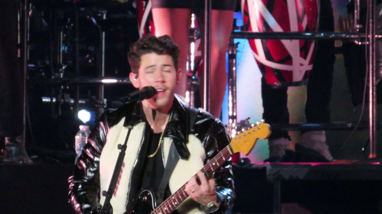 Jonas Brothers : Leave Before You Love Me (Live)