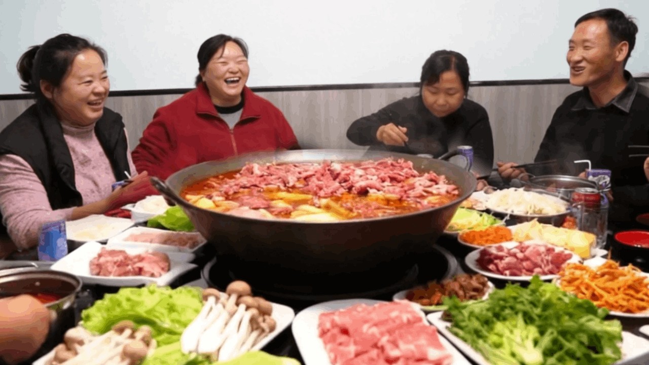 【陕北霞姐】亲戚新开火锅店，霞姐带领全家去捧场，7个人只吃100多太实惠！