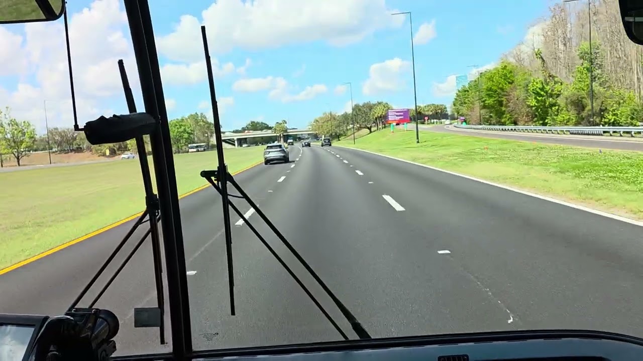 Автобус Gillig Low Floor Transit курсирует от парка Disney's Animal Kingdom до парка Magic Kingdom.