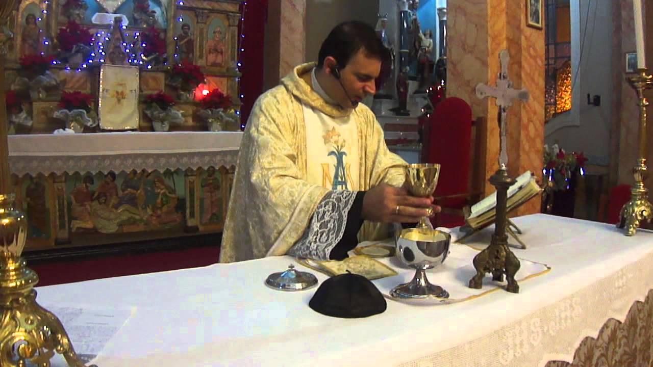 Padre Roberto Miranda no momento da Consagração. Pão e vinho tornam-se o Corpo e o Sangue de Jesus.