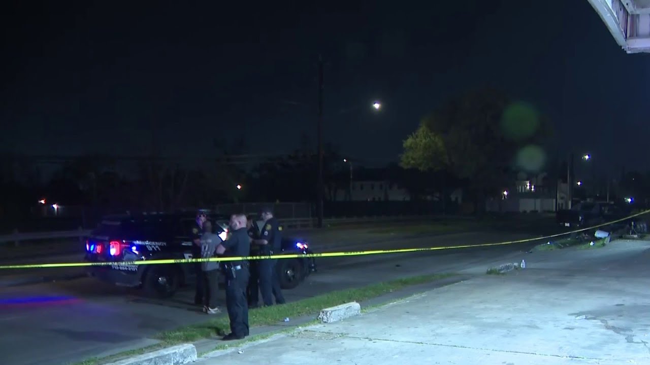 Father flees scene of crash after car goes into N. Houston ditch, 5 people hospitalized