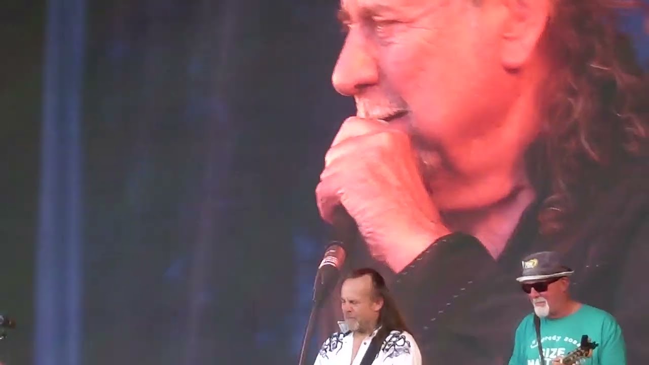The Deborah Bonham Band & Guests. Robert Plant singing 'Ramble On', Cropredy Fest.9/8/25