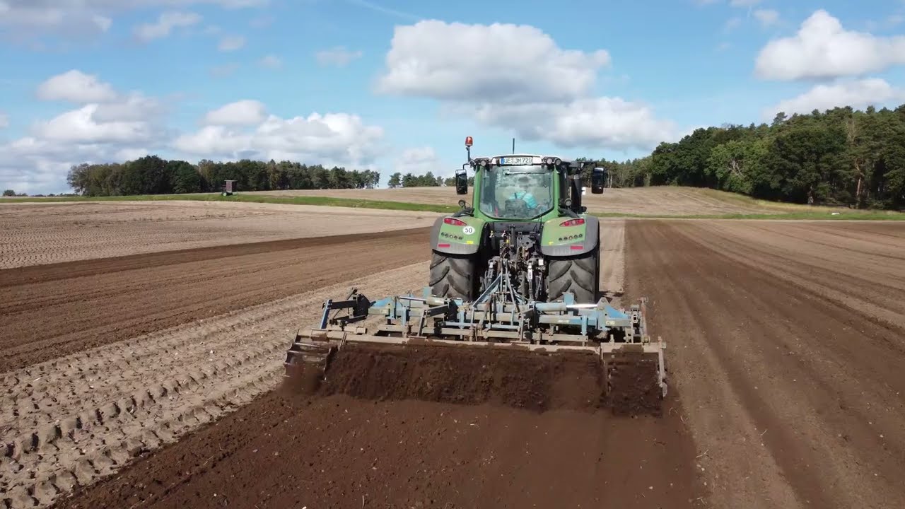 Feldbearbeitung mit Fendt 720 Vario und Rabe Grubber