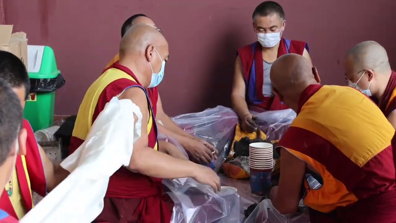༸གདན་ས་ཁྲི་བརྟན་ནོར་རྩེ་རུ་༧སྐྱབས་རྗེ་ཡོངས་འཛིན་རིན་པོ་ཆེ་མཆོག་གི་དགོངས་རྫོགས་མཆོད་འབུལ་ཞུ་བཞིན་པ།