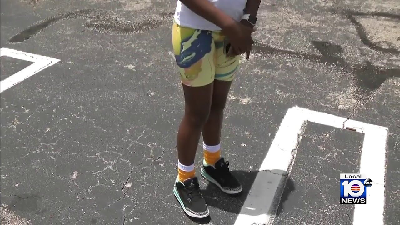 Girl, 10, shaken after man exposes himself, gropes her at Pembroke Lakes Mall, police say