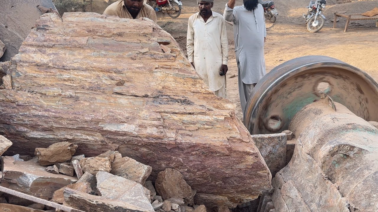 “Real Stone Crusher Power 💥 Giant Rocks Jammed in Hopper | Unstoppable Hammer Machine in Action