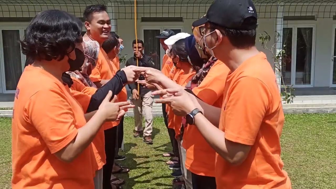 Fun games !!! Seru Bermain Helium Stick Menguji Kekompakkan & Kerjasama Team