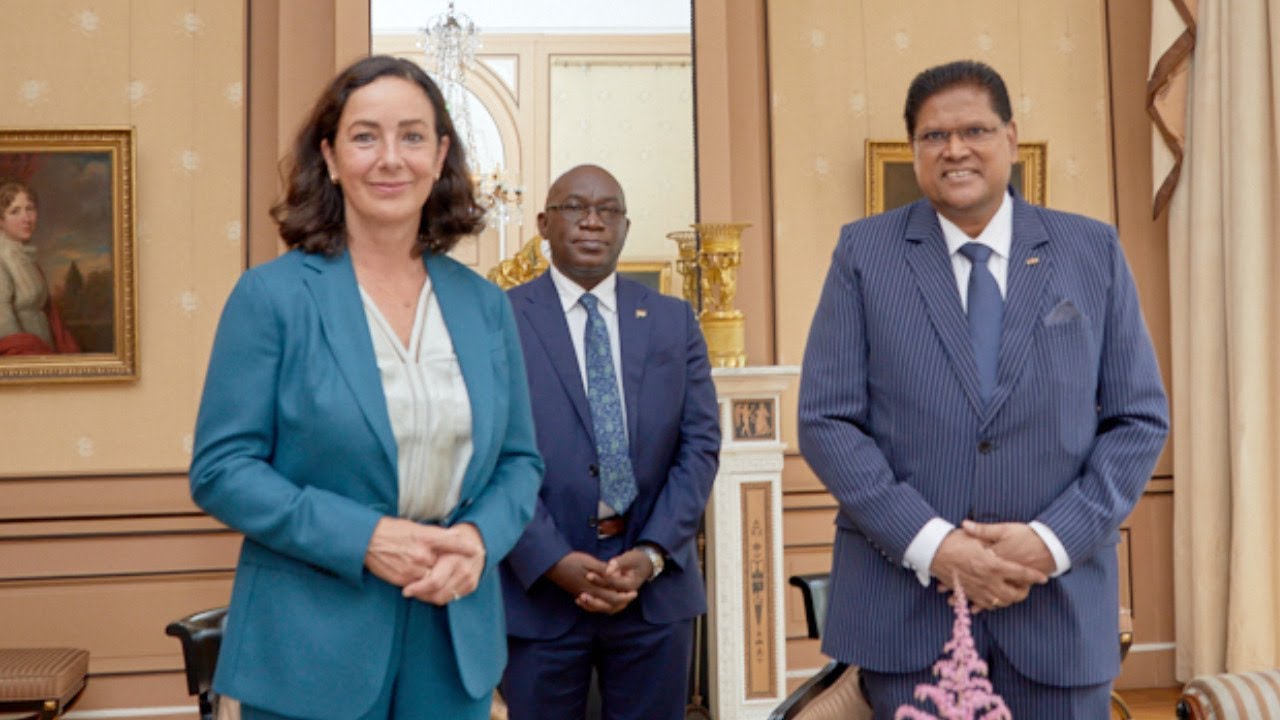 President Santokhi spreekt met burgemeester Halsema van Amsterdam