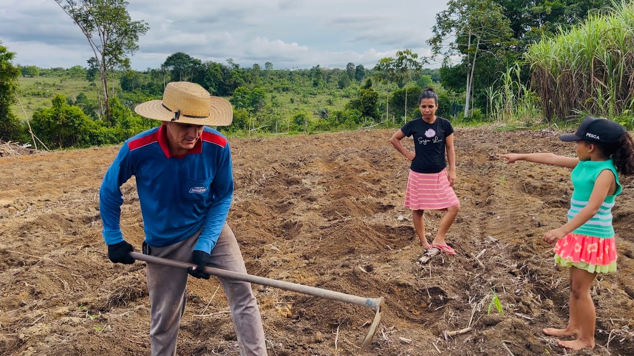 Dia de ROÇA: CAVANDO as COVAS Para a PLANTAÇÃO de CANA- Muito TRABALHO e Muita PRODUÇÃO Vindo AÍ.