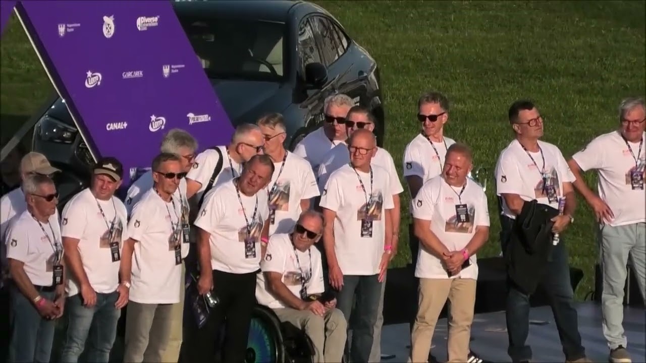 Dawni zawodnicy prezentują się podczas finału IMP w Częstochowie 15.08.2025