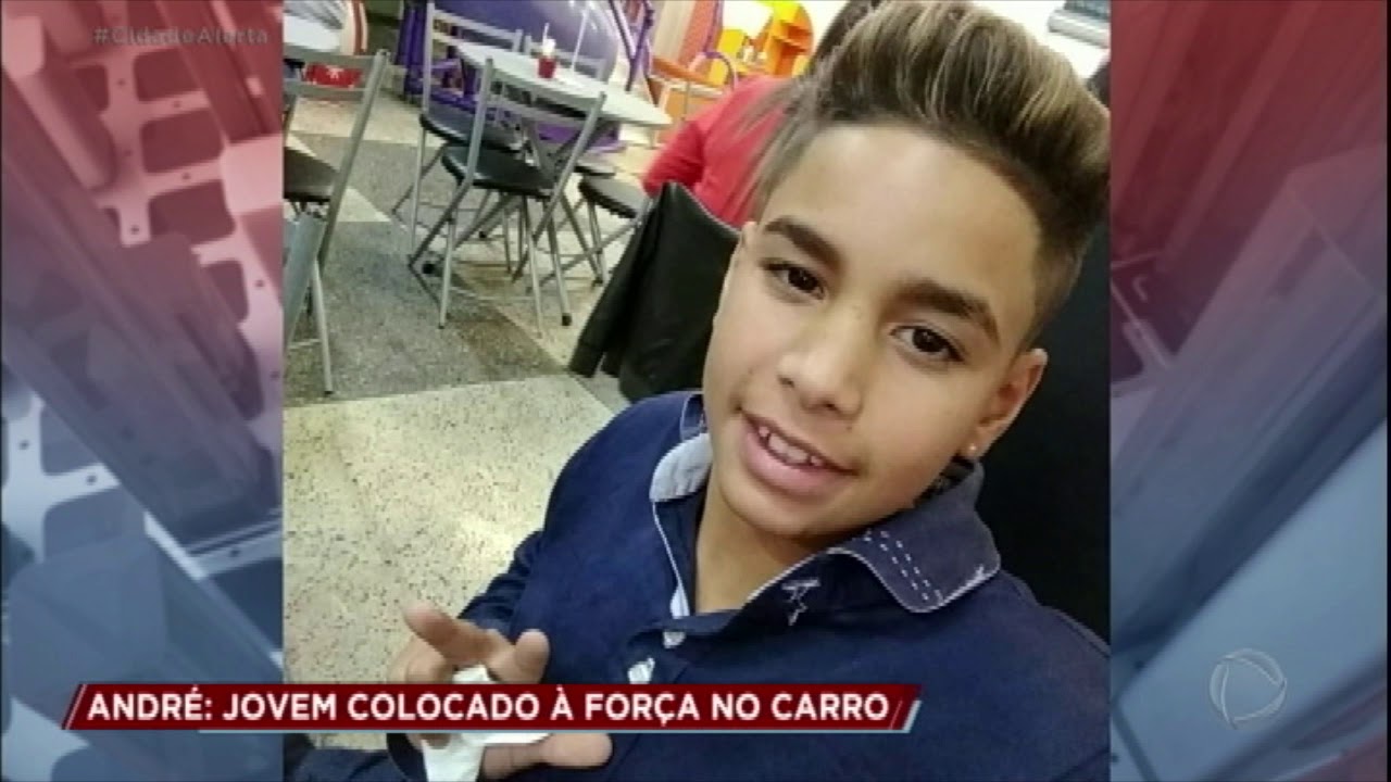 Garoto de 14 anos é colocado à força dentro de carro