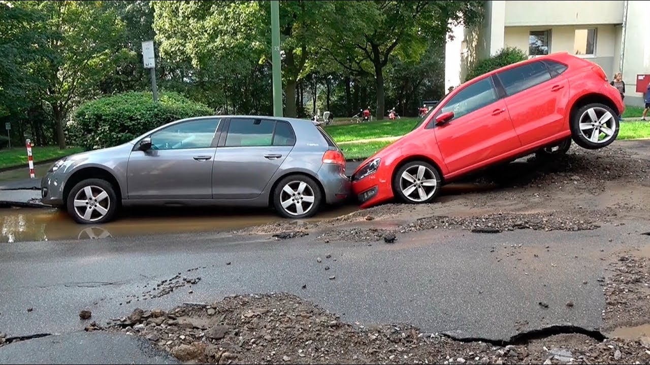 Wasserrohrbruch in Hagen-Boele - Wassermassen lassen Straße zerbersten, Autos versinken