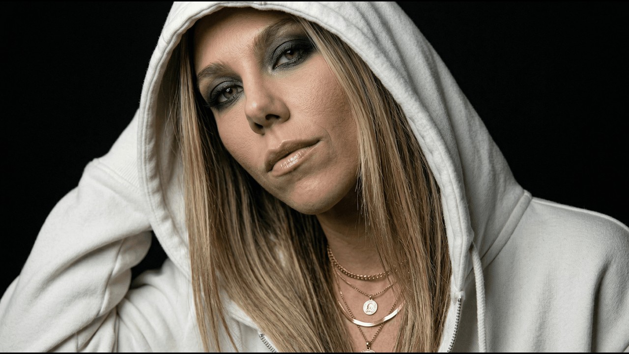 PULL ME CLOSER&mdash; Emotional Uplifting | Female Vocal Trance | Skyla Reeze