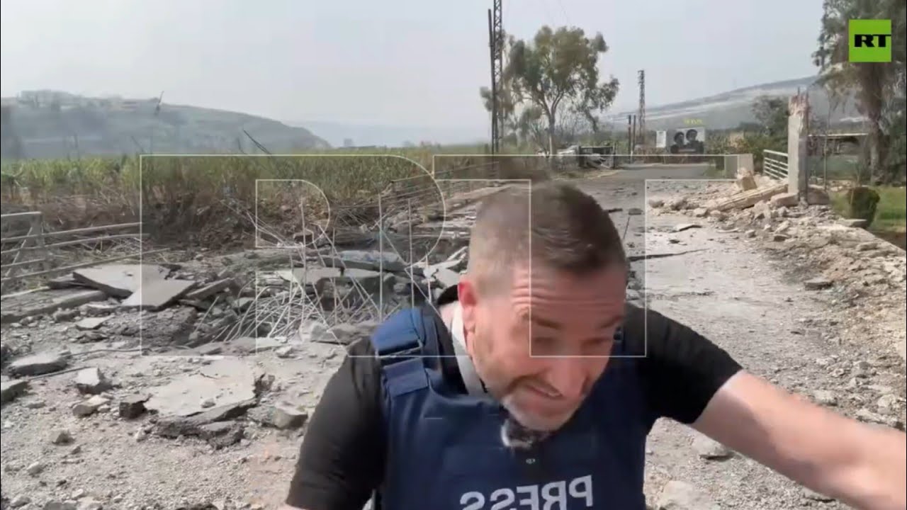 На шокирующих кадрах видно, как журналист чудом избежал ракетного удара.