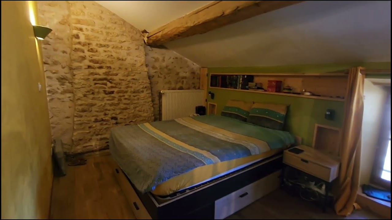 Maison atypique en pierre dans la nature forêt et rivière sur jazeneuil