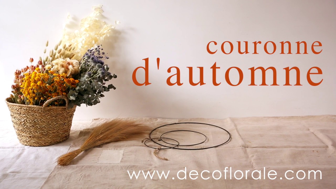 Couronne d'automne de fleurs séchées