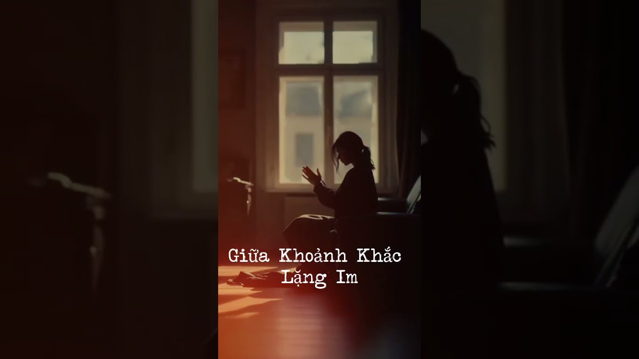 Giữa Khoảnh Khắc Lặng Im.