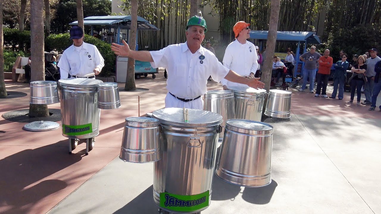 Музыкальная группа JAMMitors Trash Can Musical Group — Future World East Epcot — Walt Disney World